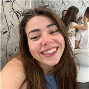Profesora de inglés, mate y euskera imparte clases al alumnado de primaria o ESO